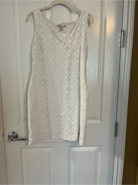 Sleeveless White Lace Pattern Sheath Dress